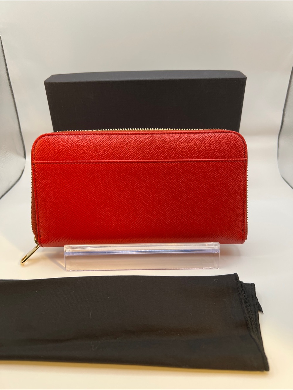 Dolce & Gabbana Red Saffiano Zip-Around Wallet with Gold Plaque - Picture 6 of 13